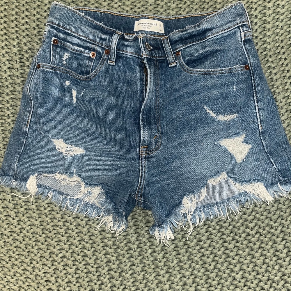 Abercrombie & Fitch “The mom short High Rise”